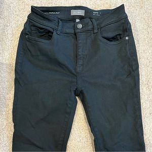 DL1961 “Florence” mid rise instasculpt skinny jeans in Hail. Black. Size 28